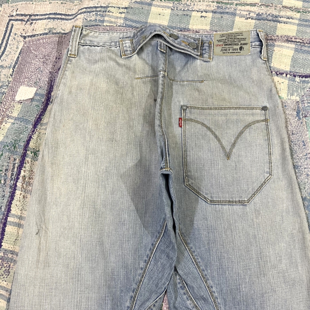 Vintage Levis Engineered Twisted Jeans Buckle Back 32x28